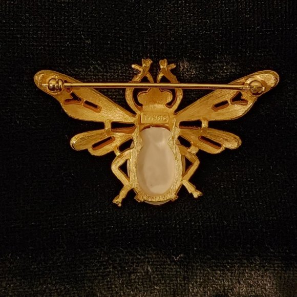 Vintage Trifari Flying Bee Insect Brooch - Jelly Belly Faux Pearl Cabochon - Picture 4 of 5